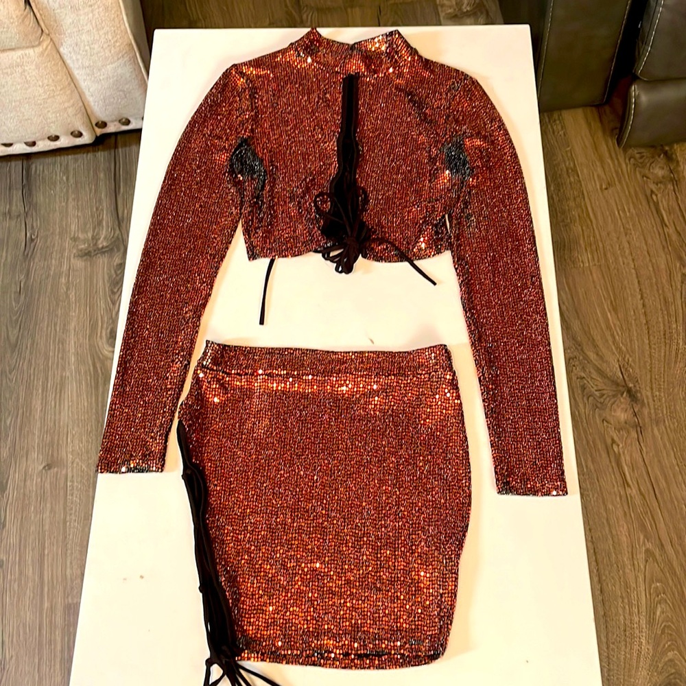 Fashion Queen Skirt mini +HIGH NECK LONG SLEEVE CROP TOP